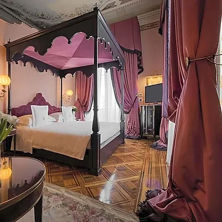 Cora Hotel